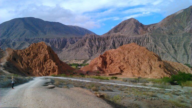 La inmensidad de las montañas y el contraste de los tonos, en Los Colorados (Purmamarca).