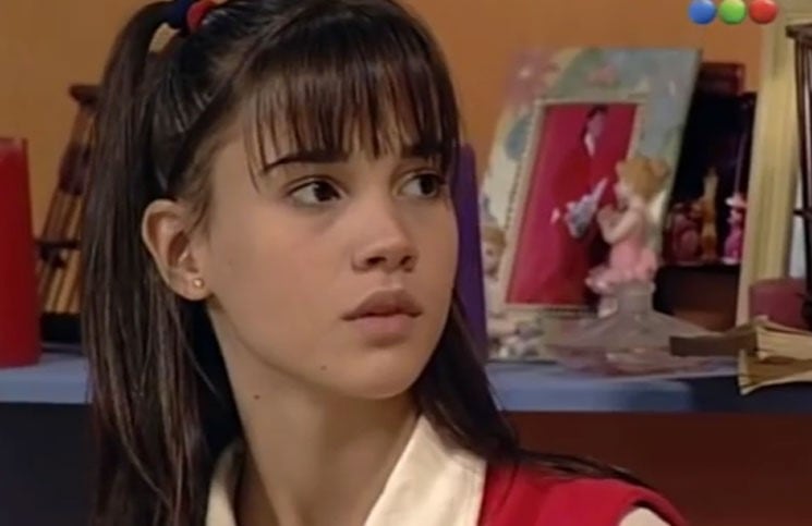 El debut de Celeste Cid, en la piel de Barbarita, para Chiquititas. La actriz usaba el pelo largo, flequillo y colitas para ponerse en la piel de una de las inquilinas del famoso orfanato