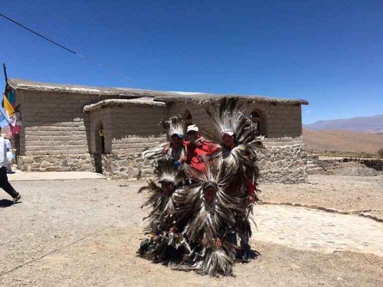 Los Suris, vestidos para su tradicional baile. (Web)