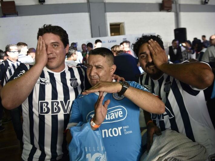 Hinchas de Talleres y Belgrano juntos.