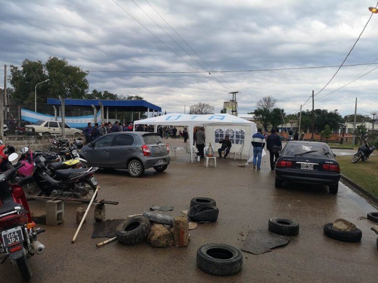 En las primeras horas de la mañana, choferes de UTA prohibían el ingreso a la empresa.