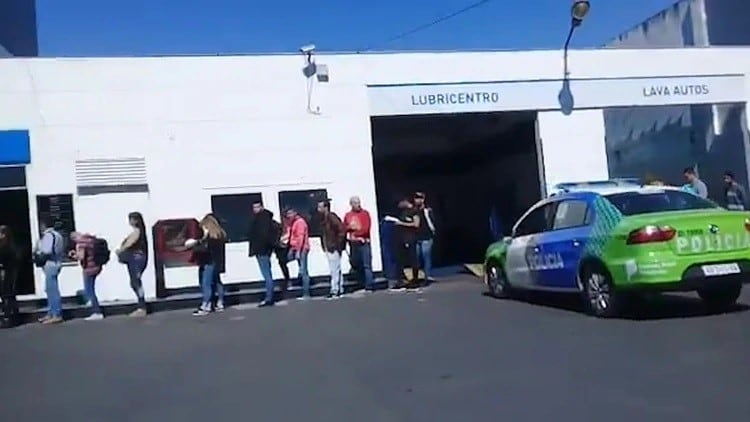 Largas colas para pedir trabajo en una estación de servicio en Avellaneda (Web)