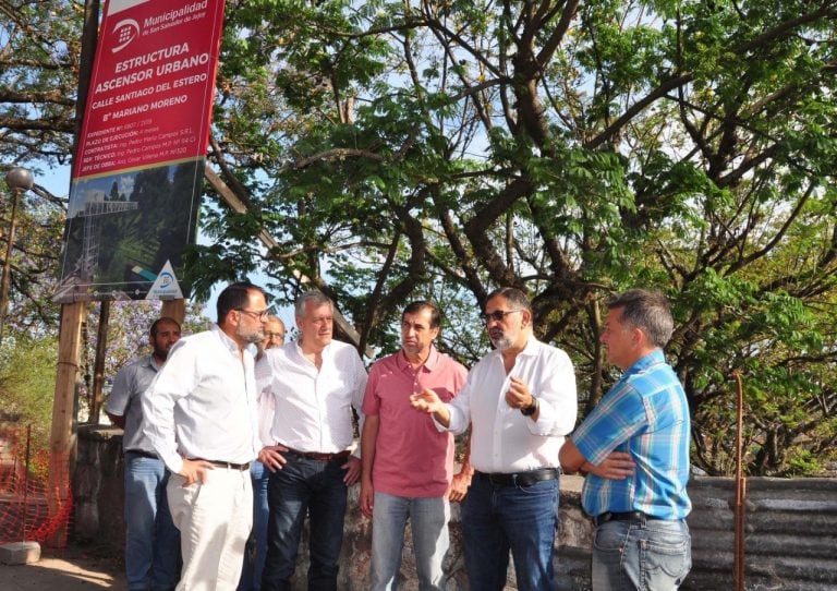 El intendente Jorge, sus funcionarios y el concejal Lisandro AGuiar, en la recorrida por las obras del ascensor urbano.