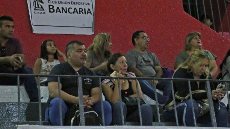 Cientos de sanjuaninos se acercaron al Estadio Aldo Cantoni para vivir de cerca el sorteo.