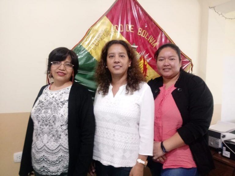 Silvina Alias Carabajal, la nueva cónsul de Bolivia en Jujuy, junto a sus colaboradoras.