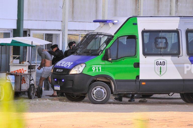 Los rugbiers detenidos por el crimen de Fernando Báez Sosa llegan a la última rueda de reconocimiento en Villa Gesell. (Clarín)