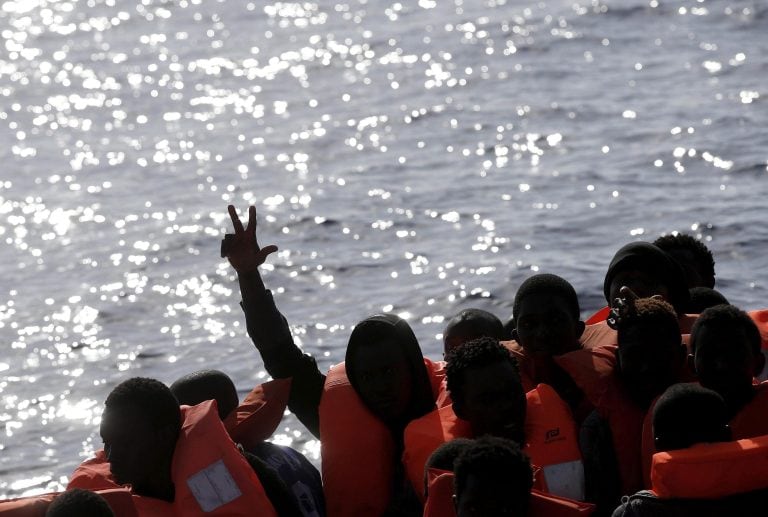 CRI07 MAR MEDITERRÁNEO 20/10/2016.- Fotografía cedida hoy, 20 de octubre de 2016, por la Crus Roja Italiana (CRI), que muestra una operación de rescate de inmigrantes en el Mar Mediterráneo. Equipos de la Cruz Roja Italiana y del Malta Migrants Offshore A