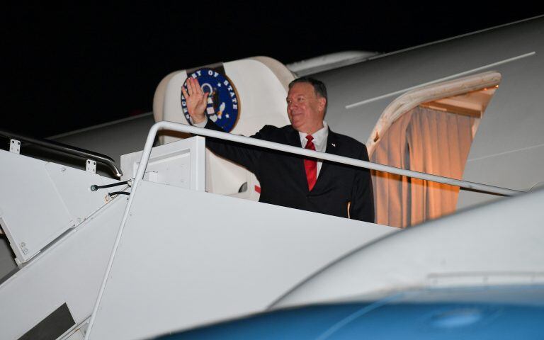 El secretario de Estado de los Estados Unidos, Mike Pompeo, saluda antes de abordar su avión rumbos a Arabia Saudita y los Emiratos Árabes Unidos. Crédito: Mandel Ngan / Pool vía REUTERS.