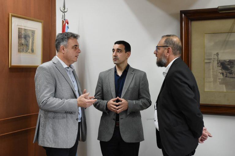 El intendente Luis Castellano, el flamante fiscal Dr. Daniel Fruttero y el jefe de gabinete, Marcos Corach, tras la jura
Prensa Municipalidad de Rafaela.