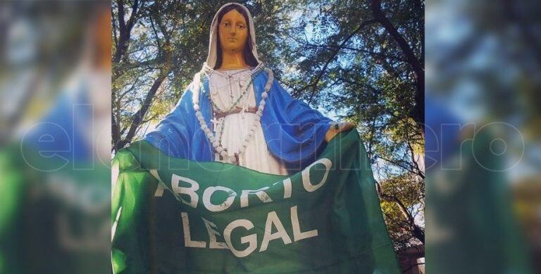 La virgen embanderada por el aborto legal.