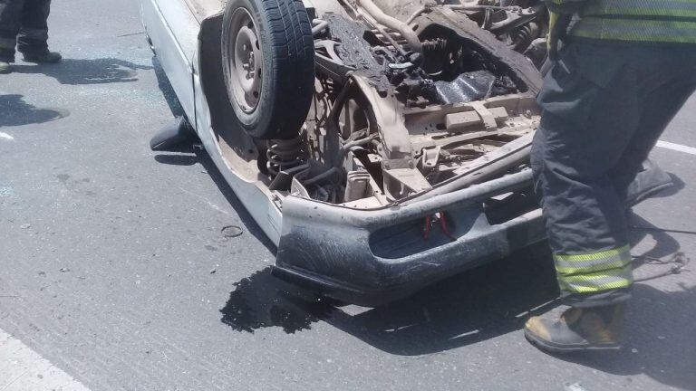 Accidente entre un Renault 19 y un tractor en Ruta 19 Arroyito