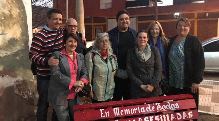 Se inauguró también un banco rojo, como símbolo de la lucha contra la violencia de género (Municipalidad de Santa Rosa)