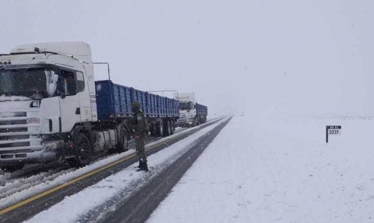 Cortes de rutas y luz en Neuquén por el temporal de nieve que azota la Patagonia