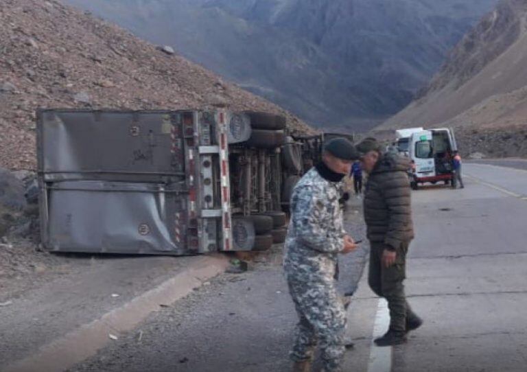 Volcó un camión chileno en Alta Montaña.