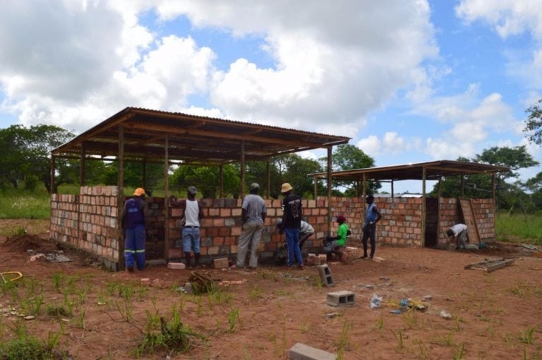 Analía viajó al África para ayudar a los niños de una comunidad.