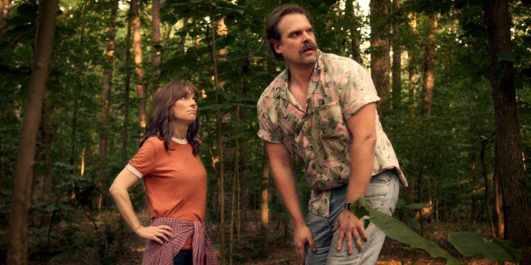 Winona Ryder como Joyce Byers y el actor David Harbour durante una escena de la serie "Stranger Things" (EFE)