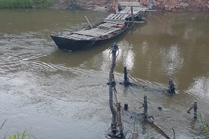 Los puentes se realizan sobre botes anclados al fondo y maderas arriba