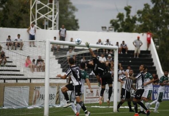 El jugador de Gimnasia, Cristian Llama ya le pegó al balón desde el córner y el balón comienza la comba hacia el segundo palo.