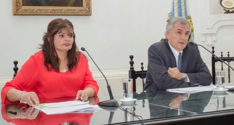 La ministra María Inés Zigarán y el gobernador Gerardo Morales, al momento de hacer el anuncio del llamado a licitación, en la Casa de Gobierno.