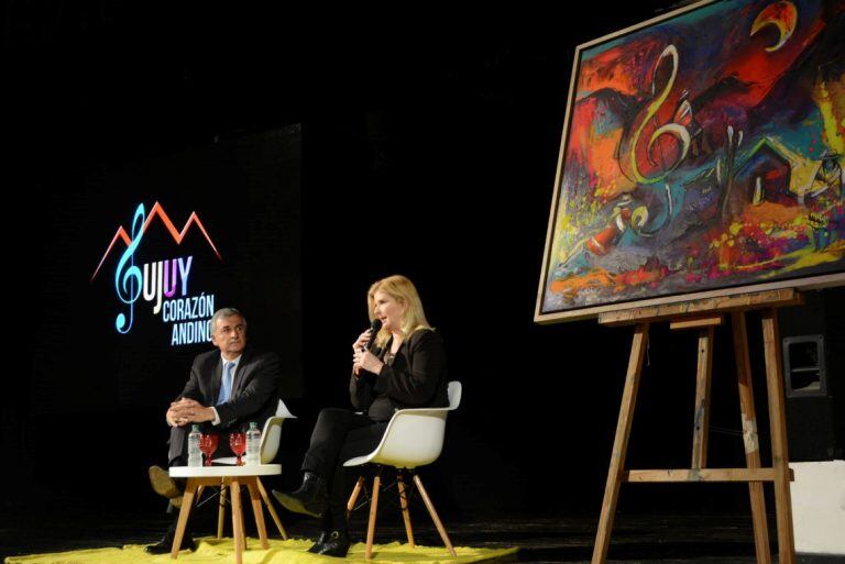 El gobernador Gerardo Morales y Andrea Merenzon, directora del festival, en la presentación de Jujuy Corazón Andino en Buenos Aires.