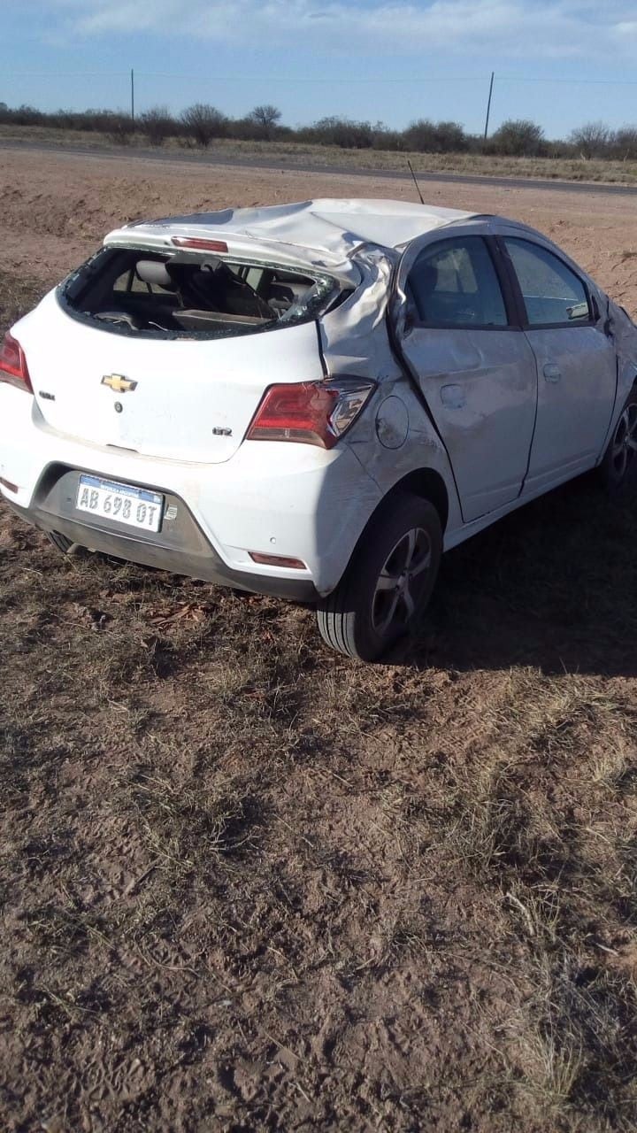 Un grupo de turistas volcó en la ruta 147.