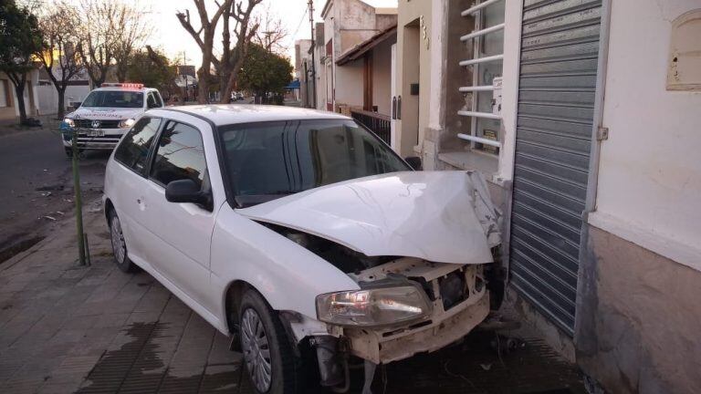 Perdió el control y chocó un auto estacionado