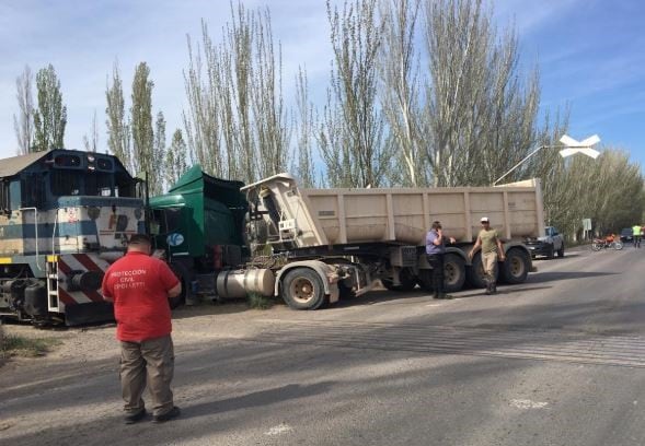 Choque entre un camión y un tren en Cipolletti (web).