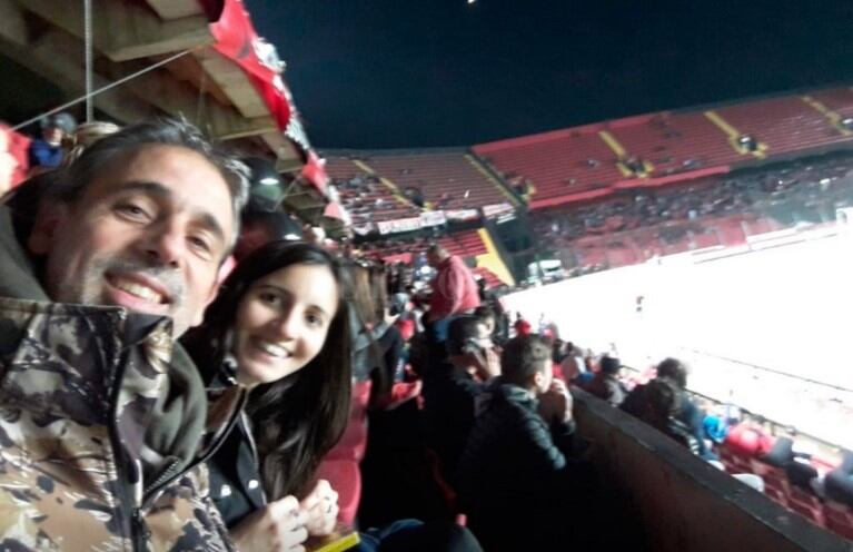 Renato alentando junto a su pareja a Colón. (Web)