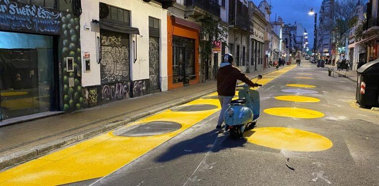 Bolívar al 900. En los circulos amarillos van las mesas. (Foto: Germán García Adrasti)