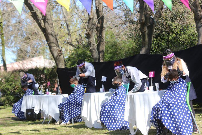 Los peluqueros trabajaron al aire libre siguiendo los protocolos sanitarios  (Municipalidad de La Plata)