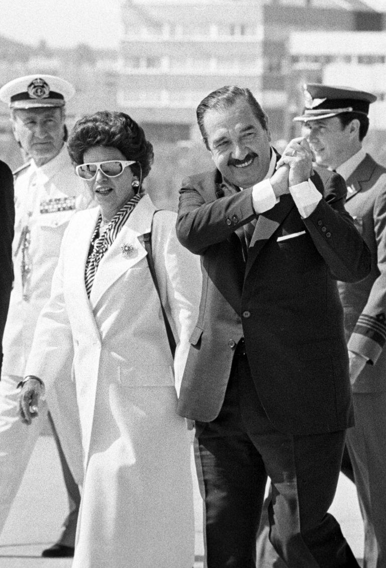 Junio de 1984, Raúl Alfonsín, y su esposa, Lorenza Barreneche, durante una visita oficial a Madrid (España). Crédito EFE/Olegario Pérez de Castro.