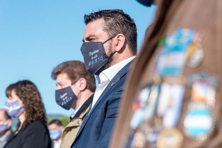 Vuoto acompañó al gobernador en el acto por el bicentenario del primer izamiento de la bandera en Malvinas.