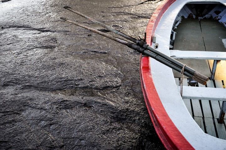 Los barcos quedaron varados en el barro por la bajante (web).