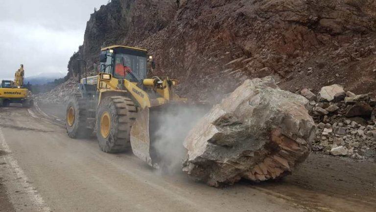 Máquina vial desplaza una enorme roca en la zona del derrumbe de la Ruta 40. Foto: Diario Río Negro.