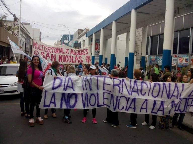 Multitudinaria marcha en el centro por la violencia machista. (Flash 24)