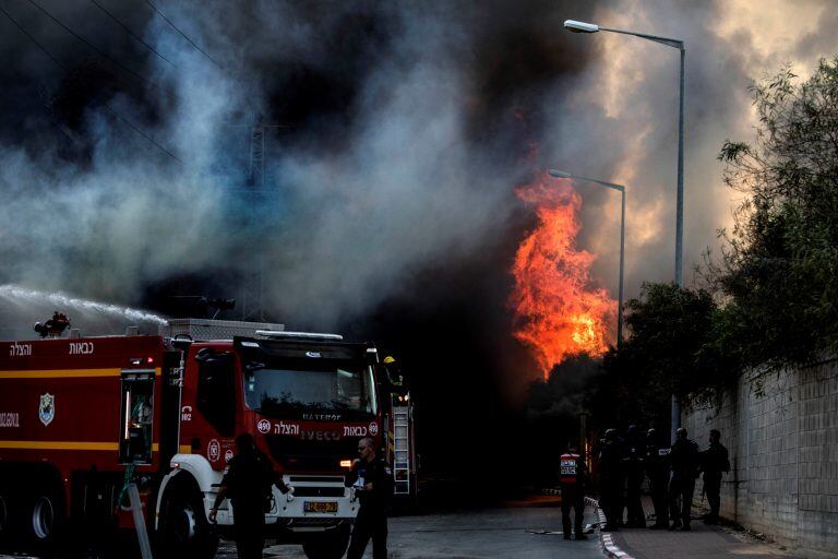 Bomberos trabajan sobre la vivienda bombardeada (AP Photo/Tsafrir Abayov)