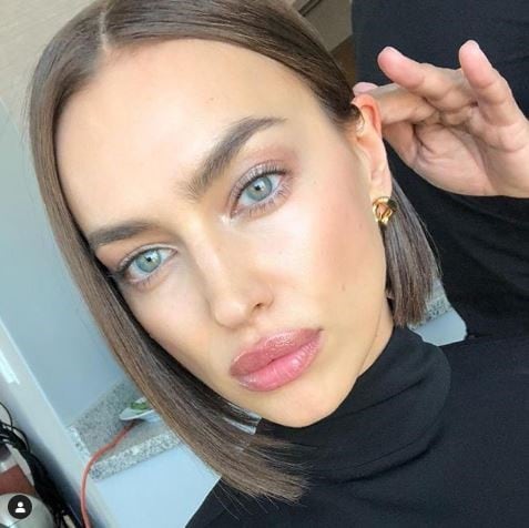 La famosa modelo rusa Irina Shayk también se simó a la tendencia del carré plongeant