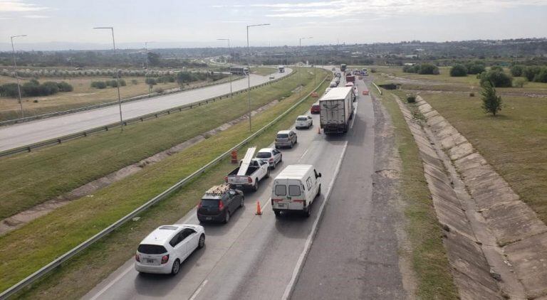 Largas colas por controles policiales