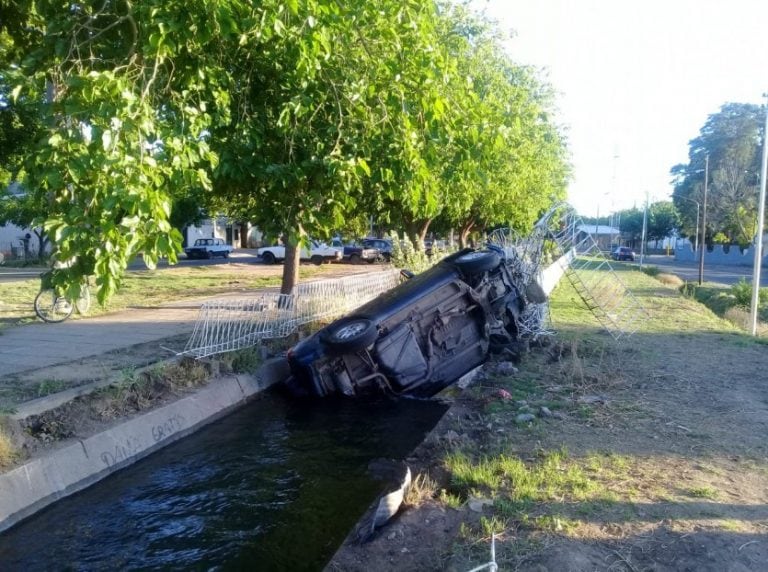 Así quedó el auto en el interior del canal