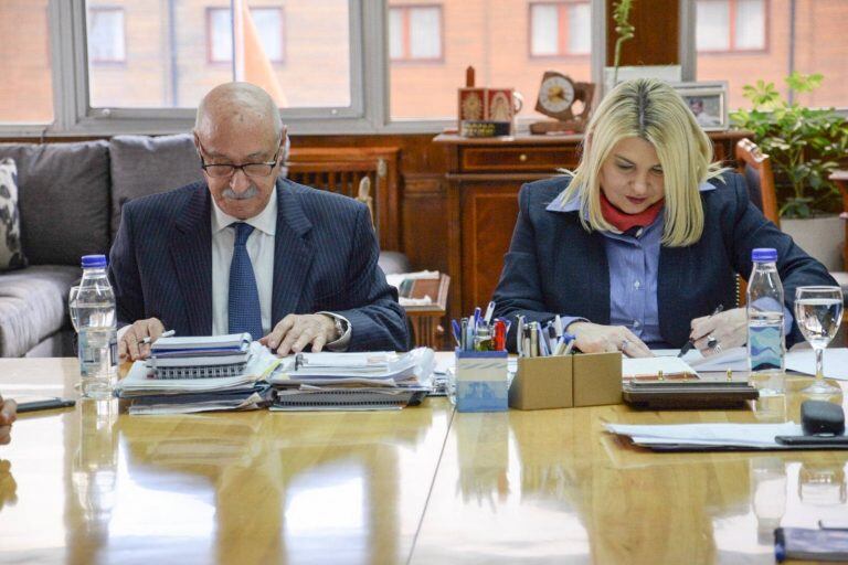 Rosana Bertone y el secretario general del CFI Juan José Ciácera.