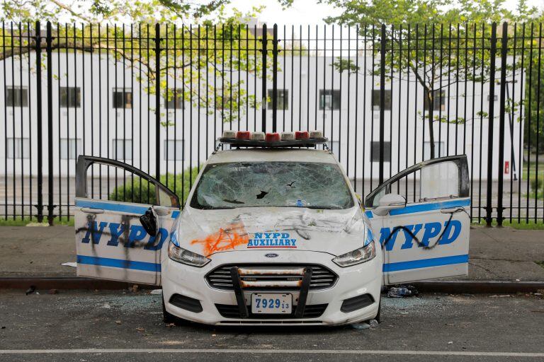 Un automóvil de la policía de New York completamente destrozado en medio de las manifestacones por Floyd (Foto: REUTERS/Andrew Kelly)