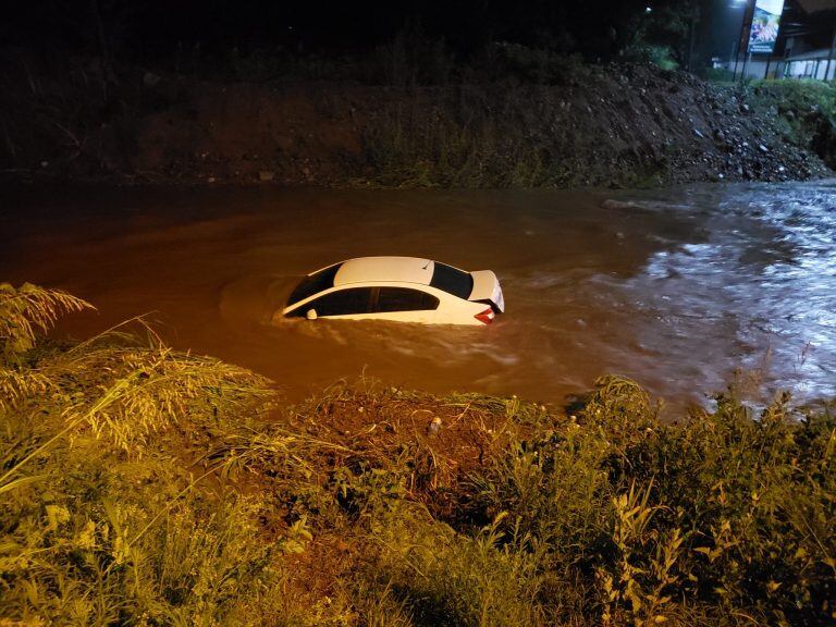 En Mendiolaza, un automovilista fue rescatado por el titular de la comisaria de Villa Allende, Renato Panetta.