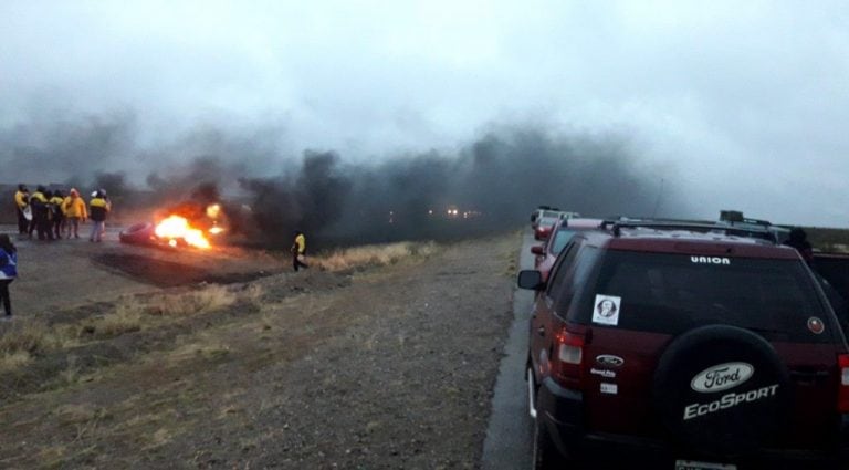 Sindicatos cortan el acceso a Puerto Madryn en la Ruta N°3 en reclamo de pago de sueldos.