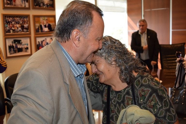 La mujer se emocionó hasta las lágrimas.