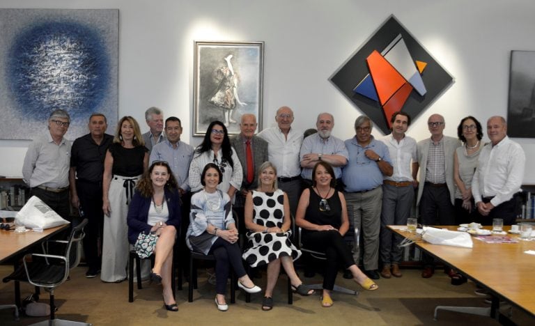 La jujeña Leonor Calvó (abajo a la derecha), en la fotografía grupal de los delegados nacionales presentes en el plenario anual de la Academia Nacional de Bellas Artes (ANBA).