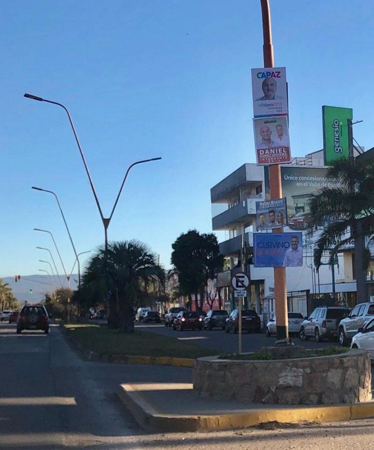 Invasión de carteles políticos en la ciudad