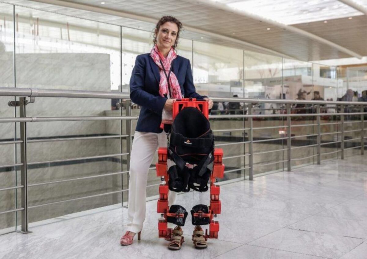 Emocionante video de un niño con atrofia progresiva que da sus primeros pasos