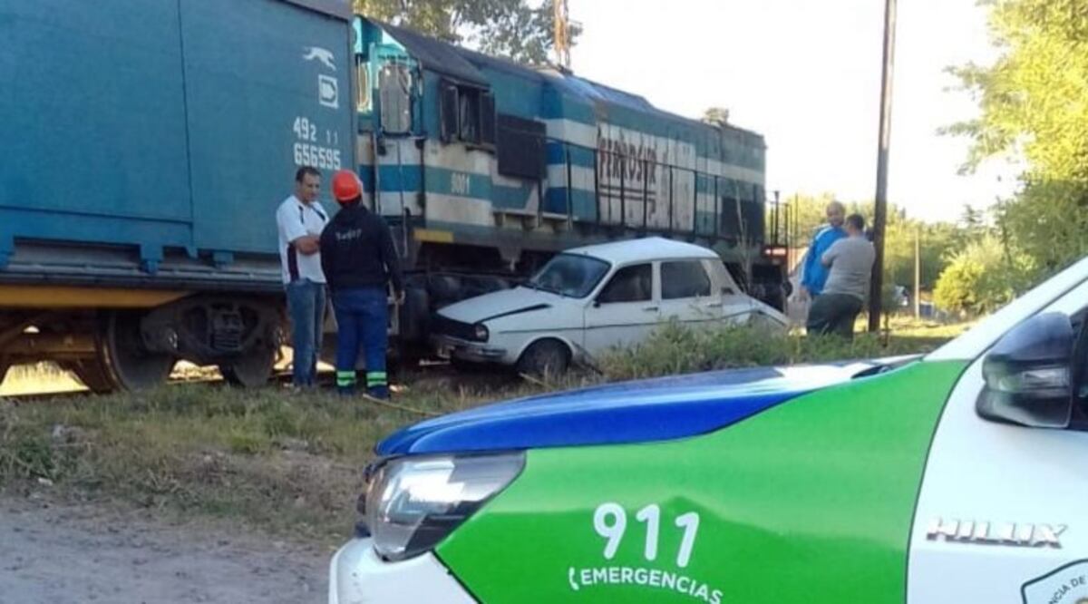 Un tren de cargas embistió a un auto en Villa Piazza