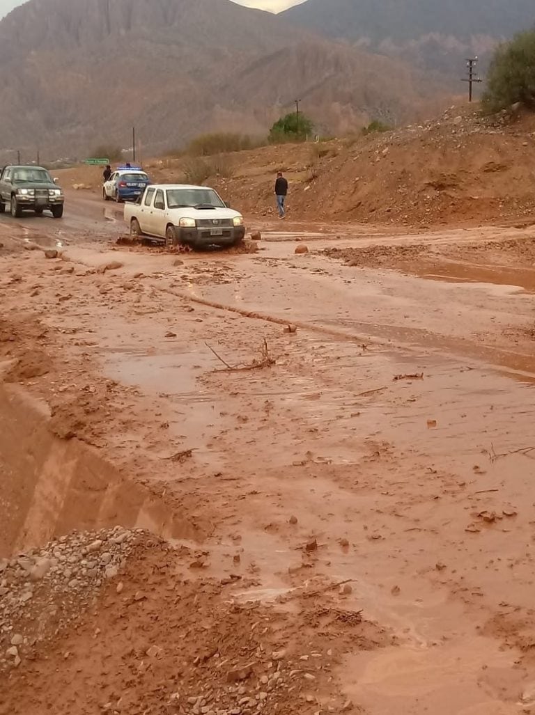 El arroyo Huichaira creció y cubrió la cinta asfáltica con barro y piedras, a dos kilómetros de Tilcara.