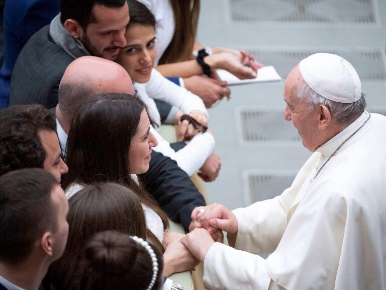 El papa Francisco saluda a varios fieles durante la audiencia general en la Plaza de San Pedro del Vaticano, en Ciudad del Vaticano (EFE/ Maurizio Brambatti)